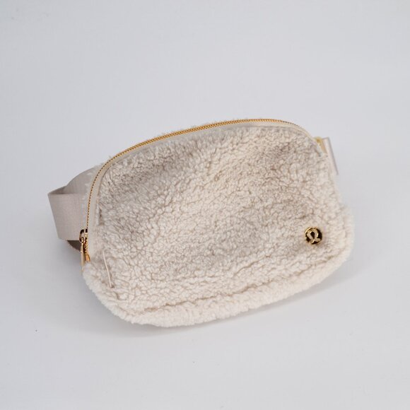 Lululemon Everywhere Belt Bag 1L Fleece Fanny Pack Adjustable Strap in White - Picture 5 of 7